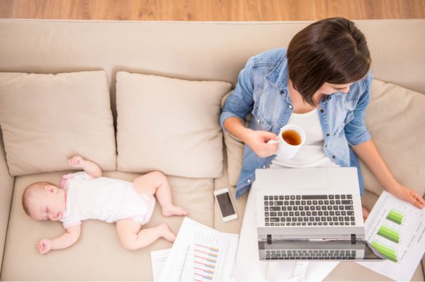 mama-bebe-trabajo-casa-guarderia